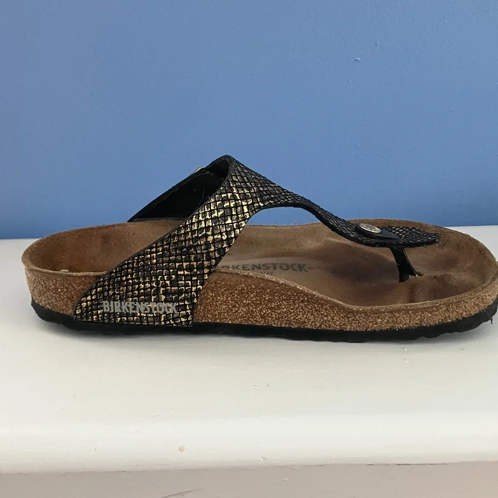 Birkenstock - Women’s Black and Gold Snakeskin Gizeh Sandals - EU 39 / US 8.5 - Picture 7 of 11